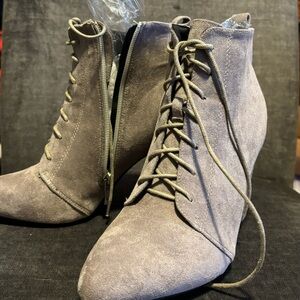 Women ankle boots. Gray in color. Never been worn.